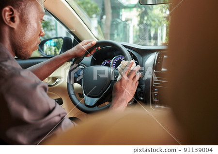 Driver Cleaning Steering Wheel 91139004