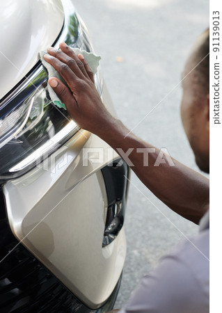Owner Cleaning Headlights 91139013