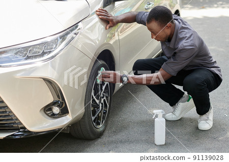 Car Owner Cleaning Alloy Rim Car Owner Cleaning Alloy Rim 91139028