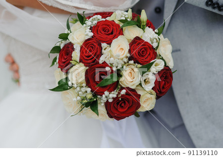 Bouquet of flowers in the hand of the bride Bouquet of flowers in the hand of the bride 91139110