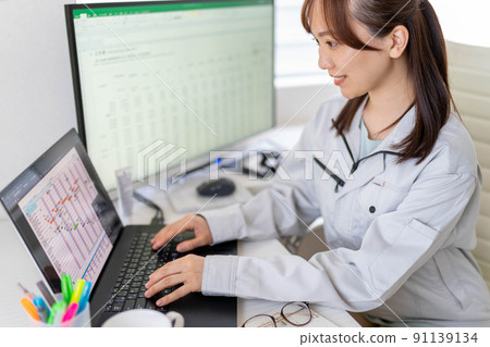 Female first-class architect who creates a construction schedule, construction supervision 91139134