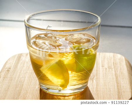 Golden rum on the rocks 91139227