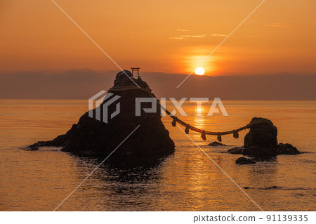 Sunrise from Ise Futamiura Meotoiwa 91139335