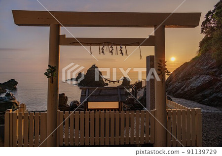 Sunrise from Ise Futamiura Meotoiwa 91139729