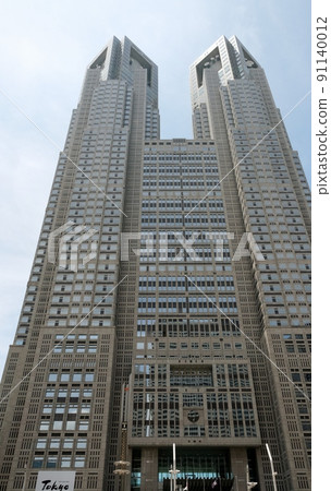 東京都政府大樓在雨季期間在烈日下聳立在藍天上 東京都政府大樓在雨季期間在烈日下聳立在藍天上 91140012