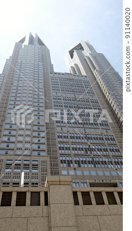 東京都政府大樓在雨季期間在烈日下聳立在藍天上 東京都政府大樓在雨季期間在烈日下聳立在藍天上 91140020