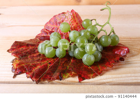 Wine grape on table 91140444