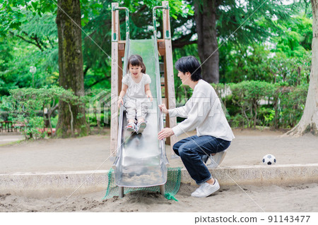 Girl playing in the park with dad 91143477