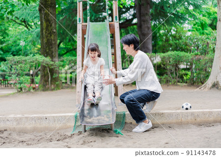 Girl playing in the park with dad 91143478