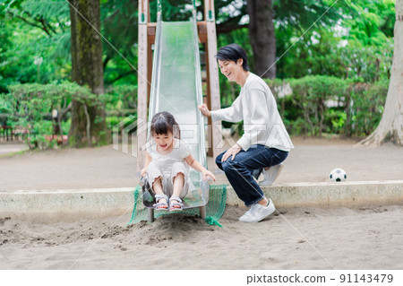 Girl playing in the park with dad 91143479