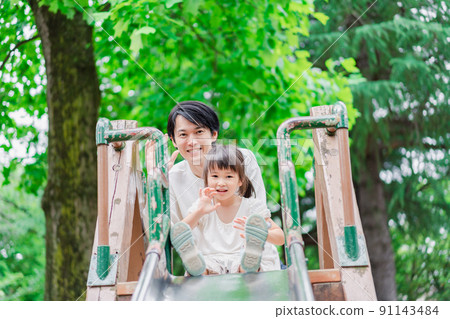 Girl playing in the park with dad 91143484