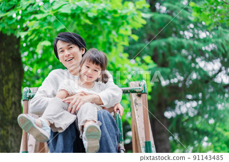 Girl playing in the park with dad 91143485
