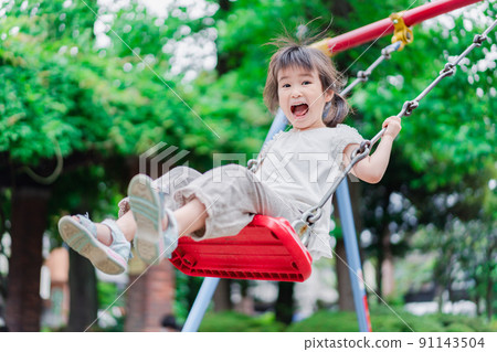 Girl playing in the park with dad 91143504
