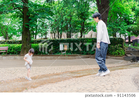 和爸爸在公園裡玩耍的女孩 和爸爸在公園裡玩耍的女孩 91143506