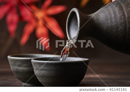 秋天喝清酒的形象 91145191