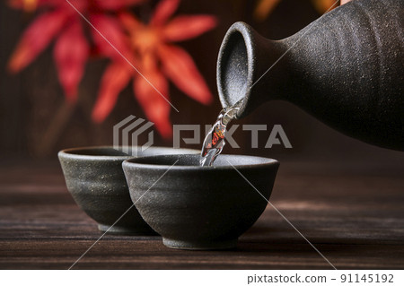 Image of drinking sake Autumn 91145192