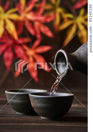Image of drinking sake Autumn 91145194