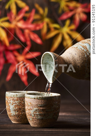 秋天喝清酒的形象 91145195