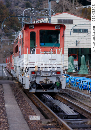 Electric locomotive connected at Abt-Ichishiro Station 91145208