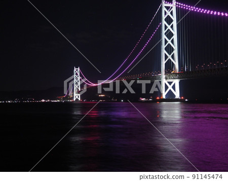明石大橋霓虹燈在晚上 91145474