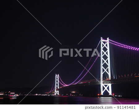 明石大橋霓虹燈在晚上 91145481