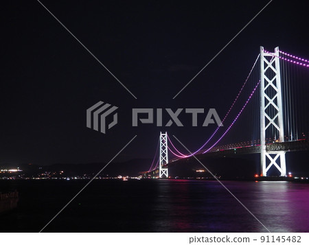 明石大橋霓虹燈在晚上 91145482