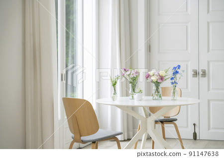 一張帶花瓶的桌子，一扇窗戶，一個有花的生活，一個圖像 91147638