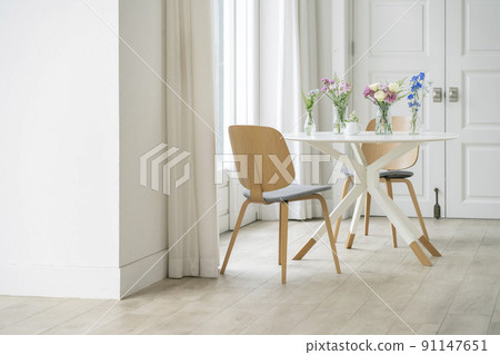 帶花瓶的餐桌,窗台,與鮮花一起生活,圖片 帶花瓶的餐桌,窗台,與鮮花一起生活,圖片 91147651