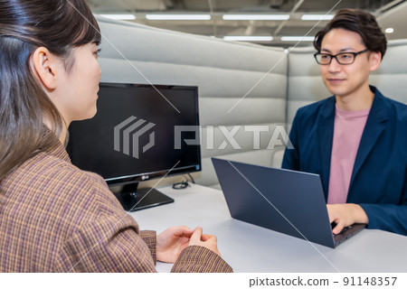 商人和女商人在私人攤位交談 91148357