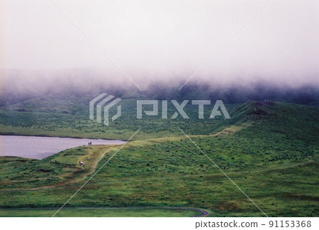 濃霧中的阿蘇草千里湖和青山 濃霧中的阿蘇草千里湖和青山 91153368