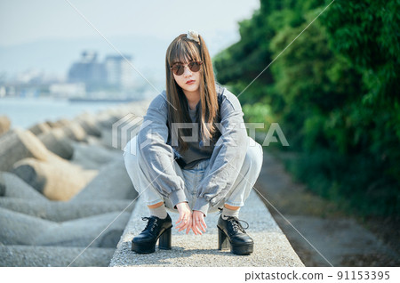 Z 世代女人坐著看著相機 91153395