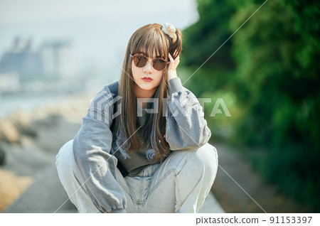 Z 世代女人坐著看著相機 91153397