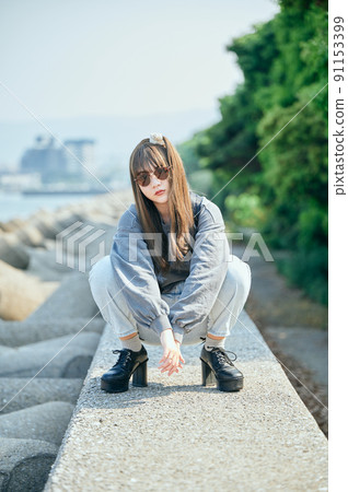 Z 世代女人坐著看著相機 91153399