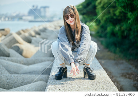 Z 世代女人坐著看著相機 91153400