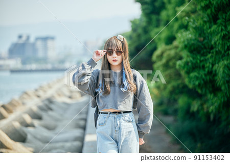 站在鏡頭前的 Z 世代女性 站在鏡頭前的 Z 世代女性 91153402