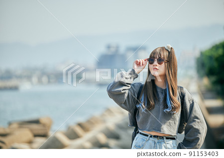 站在藍天的 Z 世代女人 站在藍天的 Z 世代女人 91153403