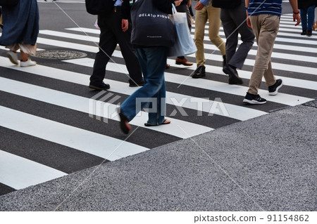 People crossing the pedestrian crossing Tokyo People crossing the pedestrian crossing Tokyo 91154862