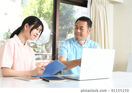 照顧者的男人和女人在會議期間 照顧者的男人和女人在會議期間 91155150