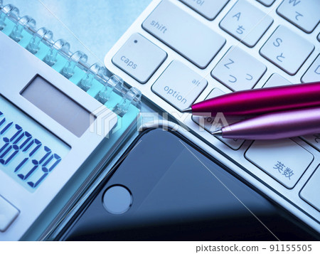 Business image of notebooks, PCs, smartphones (female) 91155505