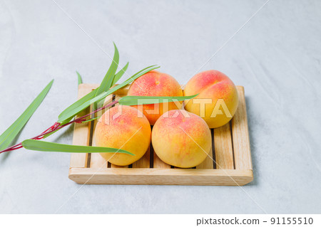 新鮮美味的夏日水果桃 91155510