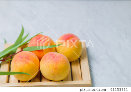 新鮮美味的夏日水果桃 新鮮美味的夏日水果桃 91155511
