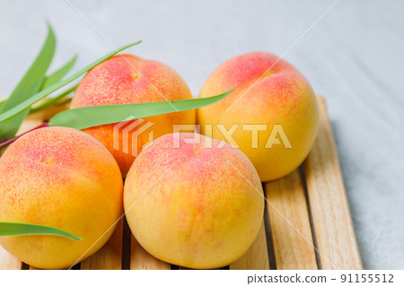 新鮮美味的夏日水果桃 新鮮美味的夏日水果桃 91155512