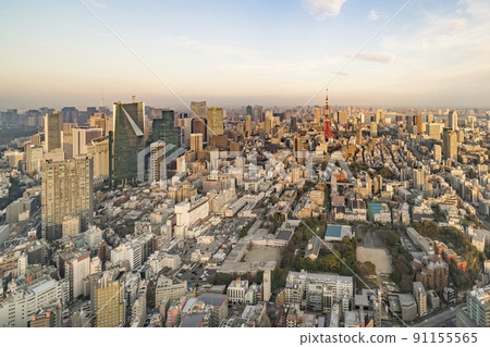 The Tokyo Tower and the city building during the sunset 91155565
