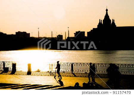 People silhouettes walking on quay of Nizhny Novgorod at sunset 91157470