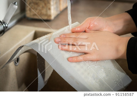 Kitchen silicone baking mat is easy to clean in cold water after cooking 91158587