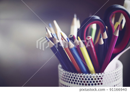 彩色鉛筆和剪刀 彩色鉛筆和剪刀 91166940