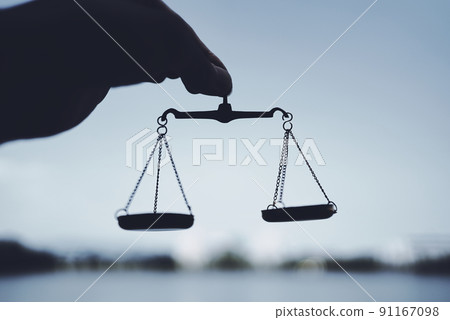 拿著平衡和藍天的一個人的手 91167098