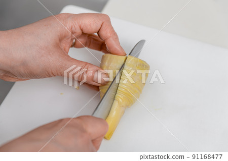 [After removing the bamboo shoots, cut the boiled bamboo shoots] 91168477