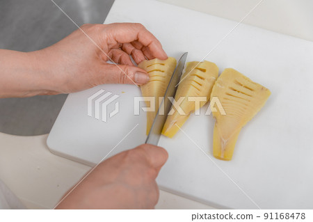 [After removing the bamboo shoots, cut the boiled bamboo shoots] 91168478