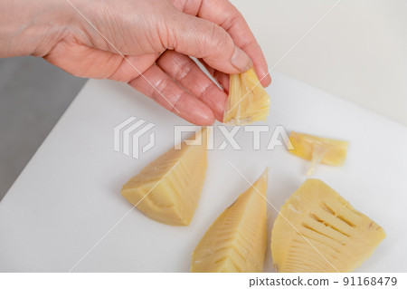 [將煮好的竹筍去皮] 91168479